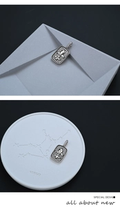 Detail van de zilveren fleur-de-lis hanger met micro-pave witte zirkonia steentjes