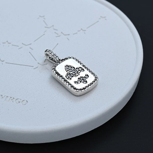 Rechthoekige hanger met Franse lelie en zirkonia-pavé op een Virgo sterrenschijf