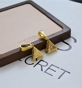 Vue détaillée du pendentif triangle œil de la providence avec zircon et gravures