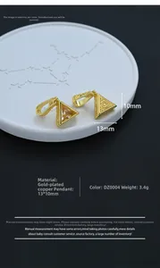 Détail montrant les pendentifs triangle Oeil de la Providence, taille 13mm par 10mm