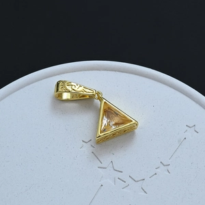 Pendentif triangle Œil de la Providence doré avec pierre précieuse et bélière gravée
