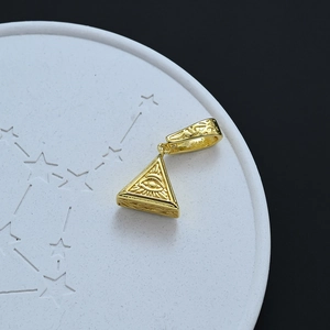 Pendentif pyramide doré avec l'Oeil de la Providence et gravures sur un plateau cosmique