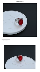Detalle del anillo de ágata roja ovalada con banda plateada en bandeja de piedra Virgo