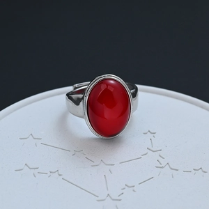 Anillo vintage ovalado de ágata roja sintética en plata pulida con banda ajustable