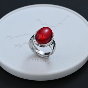 Elegante anillo de plata vintage con ágata roja ovalada sobre base de constelación Virgo