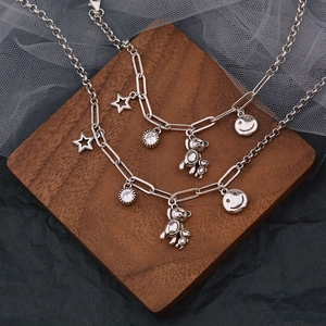 Elegante bracciale d'argento con ciondoli a forma di orsetto, smiley e stelle lucenti