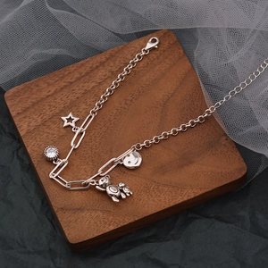 Grazioso bracciale in argento con ciondoli orsetto, smiley, stella e pietre zirconi