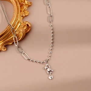 Collier vintage avec pendentif ours argenté et breloque cœur sur chaîne à maillons mélangés