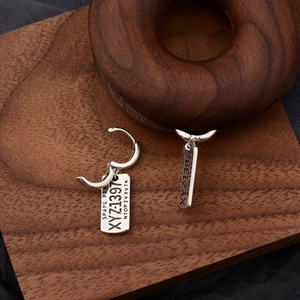 Ρετρό ασημένια σκουλαρίκια S925 με χαραγμένες ορθογώνιες ετικέτες σε ξύλινο φόντο