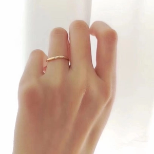 Minimalistischer geometrischer Goldring mit kleinem Diamanten für Damen in 45-Grad-Ansicht