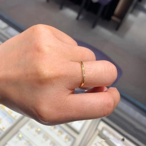 Minimalistischer Goldring mit quadratischem Diamanten im schlichten geometrischen Design