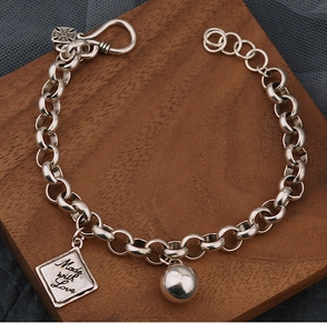 Detail eines Vintage-Silberarmbands mit OT-Verschluss und Made with Love Anhänger