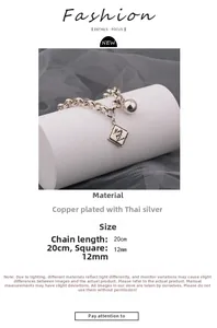 Detail eines versilberten Vintage-Armbands mit quadratischem Anhänger und Kugel