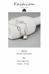Vue détaillée du collier pendentif cadenas vintage avec chaîne en cuivre argenté