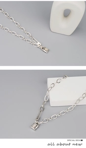 Vue détaillée du collier pendentif cadenas argenté avec maillons ovales de style industriel