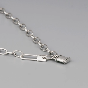 Collier chaîne argentée minimaliste avec pendentif cadenas et maillons rectangulaires