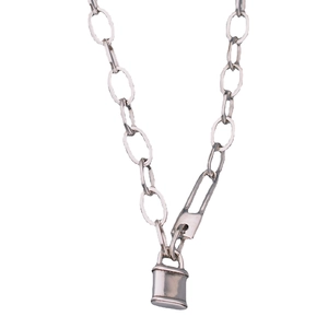 Collier avec pendentif cadenas argenté vintage et chaîne à gros maillons sur blanc