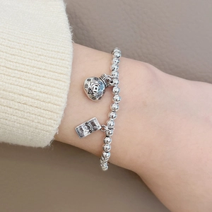 Retro Thai-Silberperlenarmband mit Geldbeutel und Dollar-Anhänger am Handgelenk