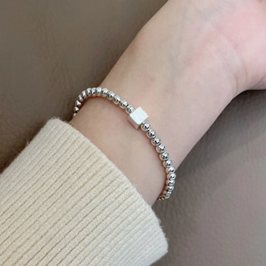 Minimalistisches Perlenarmband aus Silber mit poliertem quadratischem Anhänger für Damen