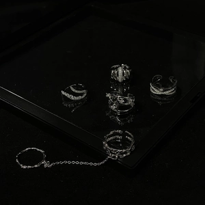 Unregelmäßige Silberringe mit Zirkon-Steinen inklusive Kette und hohlen Stern-Designs
