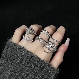 Unregelmäßiges Silberring-Set mit Zirkonia und Kettenelementen für minimalistischen Luxus