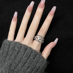 Minimalistischer silberner Ring mit Stern-Zirkonia am Finger für Damen im Design