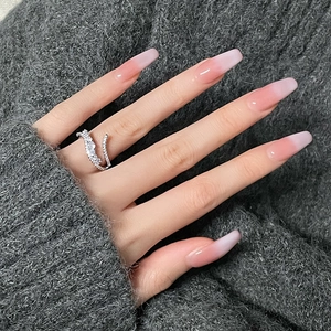 Detailansicht eines silbernen Spiralrings mit funkelnden Zirkonia an der Hand