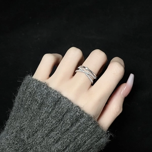 Nahaufnahme eines silbernen Ringes mit Doppelband-Design und funkelnden Zirkonia
