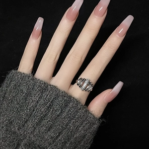 Nahaufnahme eines unregelmäßigen Wellendesign-Silberrings mit Zirkon-Inlay an der Hand