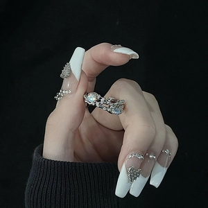Unregelmäßiger Liquid Metal Ring aus Silber mit schillernden Opalsteinen am Finger