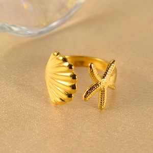 Macro dell'anello dorato lucido con dettagli di stella marina e conchiglia marina