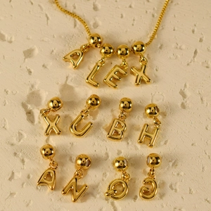 Minimalistische Goldkette mit feiner Boxkette und 12 winzigen Alphabet Buchstaben-Anhängern