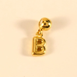 Detailansicht eines 3D polierten goldenen Buchstaben B Anhängers für DIY-Halsketten