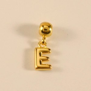 Detailansicht eines minimalistischen goldenen Buchstabens E Anhänger mit Kugelöse