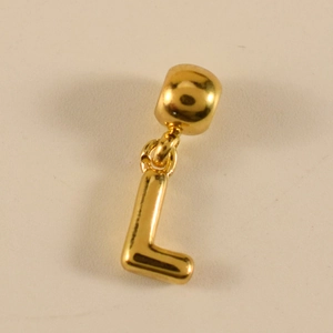 Detaillierte Makroansicht des goldenen Buchstaben L Anhängers mit glatter Oberfläche