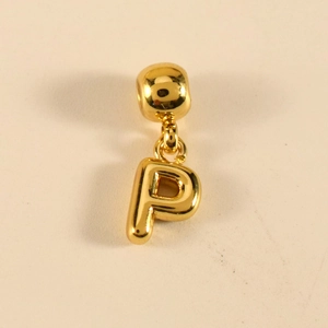 Detailansicht des hochglanzpolierten goldenen Buchstaben-P-Anhängers für Ketten
