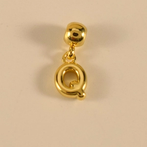Nahaufnahme des polierten goldenen Buchstaben Q Anhängers mit glänzendem Finish für DIY Schmuck