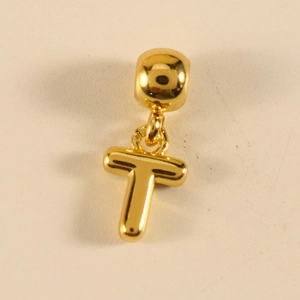 Nahaufnahme von poliertem goldenem Buchstaben T Anhänger mit Öse für DIY Halsketten