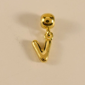 Detailansicht eines polierten goldenen Buchstaben V Anhängers für DIY-Halsketten