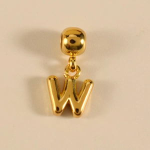 Makroaufnahme vom goldenen Buchstaben W Anhänger mit polierter Oberfläche und Öse