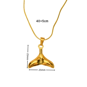 Nahaufnahme des goldenen Walflossen-Anhängers mit Maßen 25mm und 40+5cm Kettenlänge