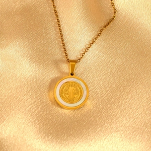 Detailaufnahme des Heiligen Benedikt Medaillons mit Perlmutt-Inlay an goldener Halskette