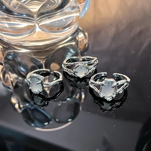 Ensemble de bagues argentées texture lave et pierres opales au design minimaliste