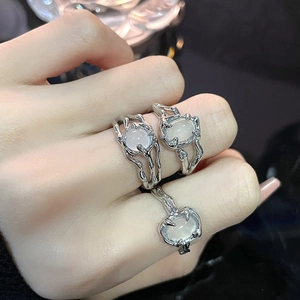 Bague en Cuivre Plissée Irrégulière pour Femmes Minimaliste Métal Liquide Style Pierre de Lune Opale Incrustée Bague Ouverte Réglable