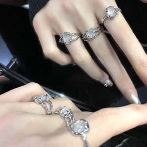 Bague minimaliste à texture de lave avec opale ovale et reflet dans le miroir