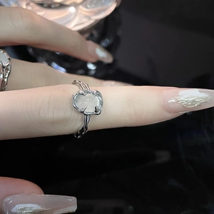 Bague opale minimaliste avec anneau argenté torsadé et pierre précieuse irrégulière