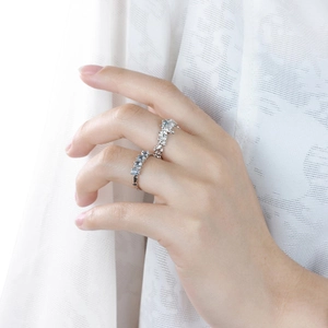 Bagues en argent texture lave avec pierres en zircon bleu clair sur main femme