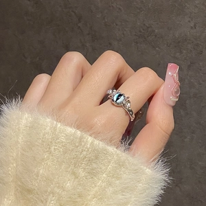 Anello aperto unico con pietra occhio di gatto e argento per un elegante stile donna