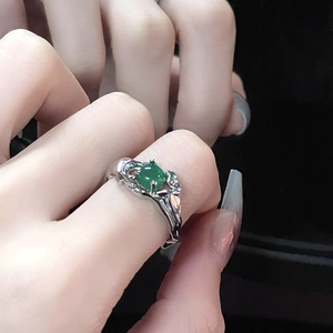 Anillo de plata irregular con piedra preciosa verde redonda de estilo neo-chino moderno