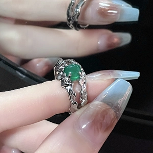 Anillo de plata estilo metal líquido con gema verde redonda y reflejo de espejo